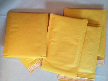 Gravure imprimant les enveloppes jaunes de bulle, enveloppe avec l'enveloppe de bulle à l'intérieur