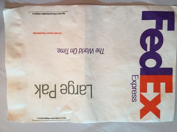 Chine Les enveloppes arrières dures ont adapté le logo aux besoins du client avec le matériel de papier de Dupont Tyvek usine